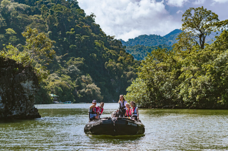 Le rio Dulce est un fleuve du Guatemala. Sa longueur n'excede pas 43 km mais c'est l'emissaire du plus grand lac du Guatemala le lac Izabal. Sa source est situee a l'extremite Est du lac Izabal au niveau du Castillo de San Felipe // The Rio Dulce is a Guatemalan river. It is no more than 43 km long but it flows out of Guatemala's largest lake Lake Izabal. Its source is at the eastern end of Lake Izabal at the Castillo de San Felipe.