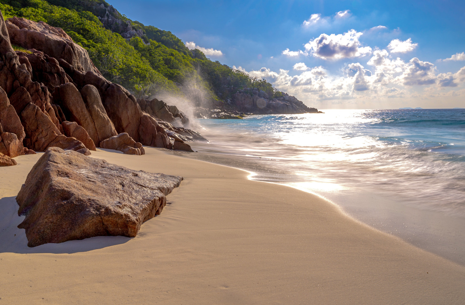 https://cll.dev.digitaltravel.network/wp-content/uploads/2026/06/52_Les-Seychelles-Ile-Aride©StudioPONANT_AlexandreHerbrecht-4.jpg