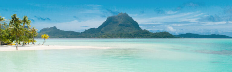 A Bora Bora les passagers du Gauguin ont acces a notre plage privee exclusive sur un motu au large de l'ile. / In Bora Bora guests aboard The Gauguin have access to our exclusive private beach on a motu off the coast of the island.