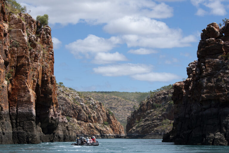 Australie occidentale pays de Dambimangari baie de Talbot chutes horizontales. Zodiac traversant la zone des chutes horizontales.   // Western Australia Dambimangari Country Talbot Bay Horizontal Falls. Zodiac going through Horizontal Falls area.